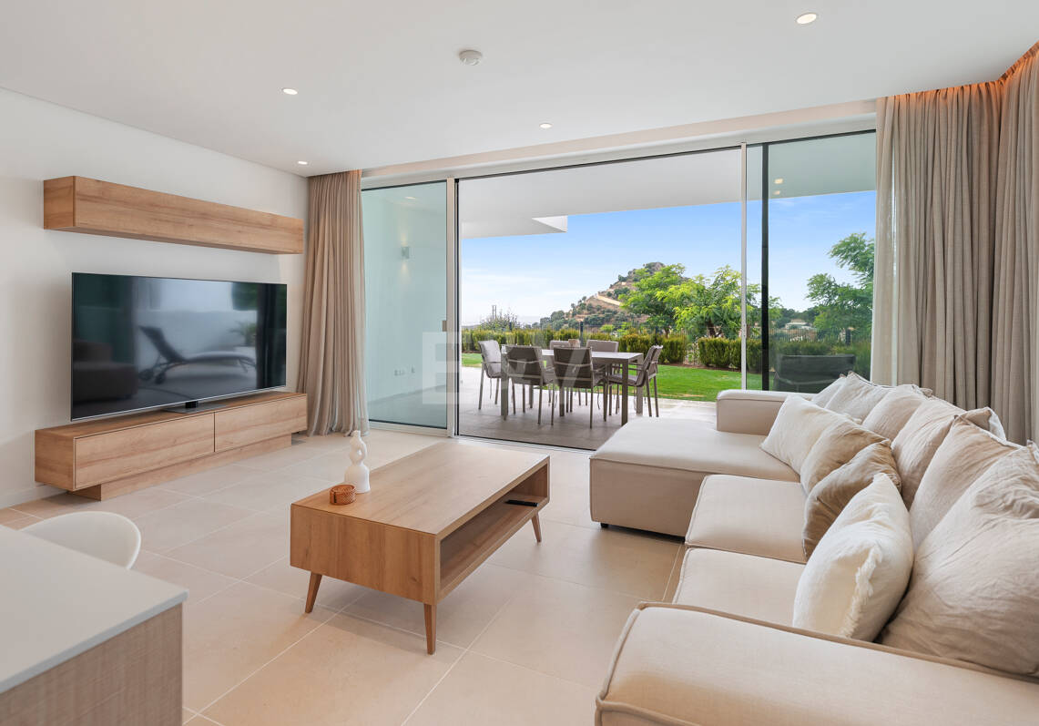 Garden Apartment with Panoramic Sea Views in Palo Alto,Marbella