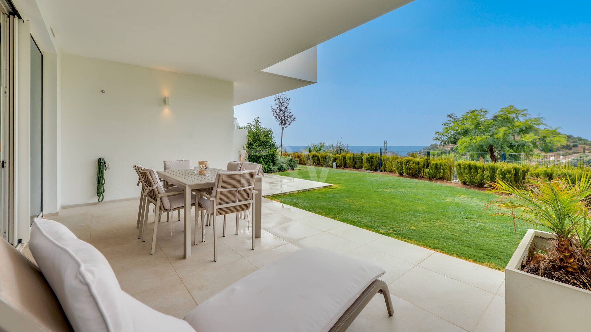 Garden Apartment with Panoramic Sea Views in Palo Alto,Marbella