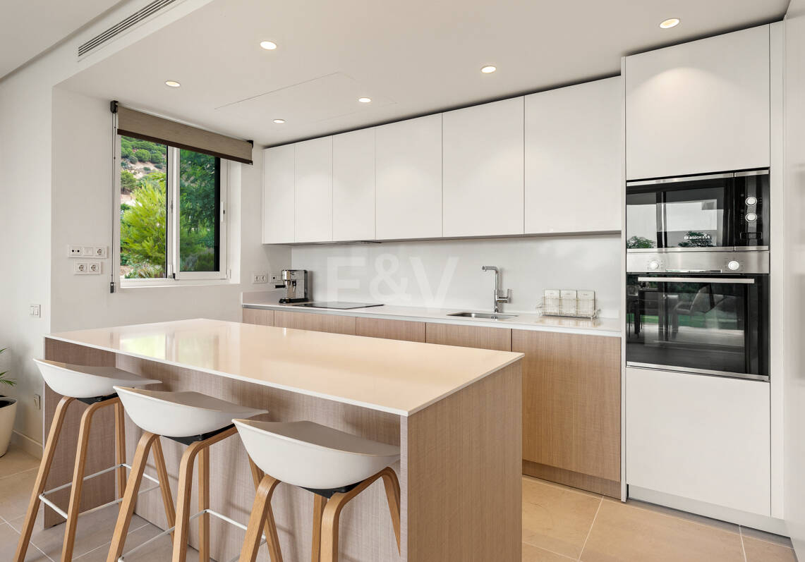 Garden Apartment with Panoramic Sea Views in Palo Alto,Marbella