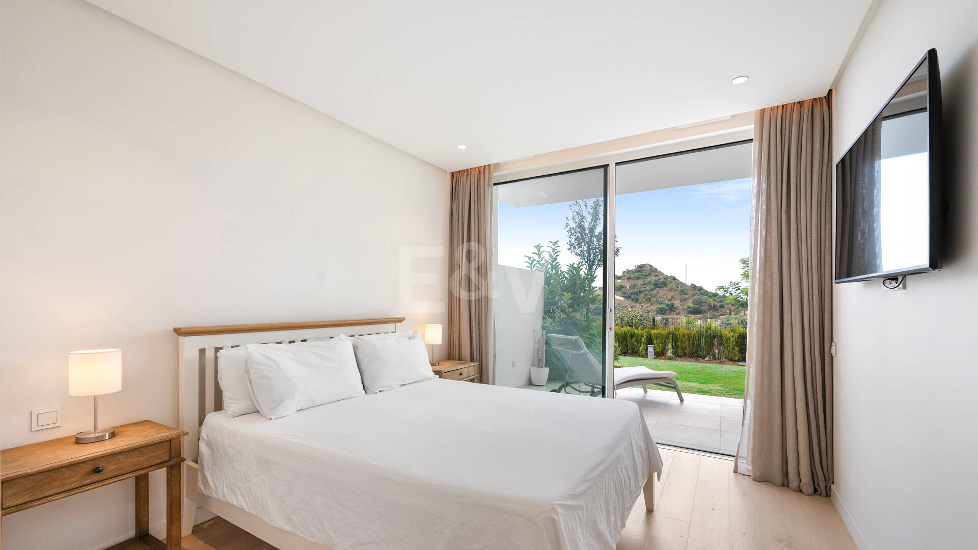 Garden Apartment with Panoramic Sea Views in Palo Alto,Marbella