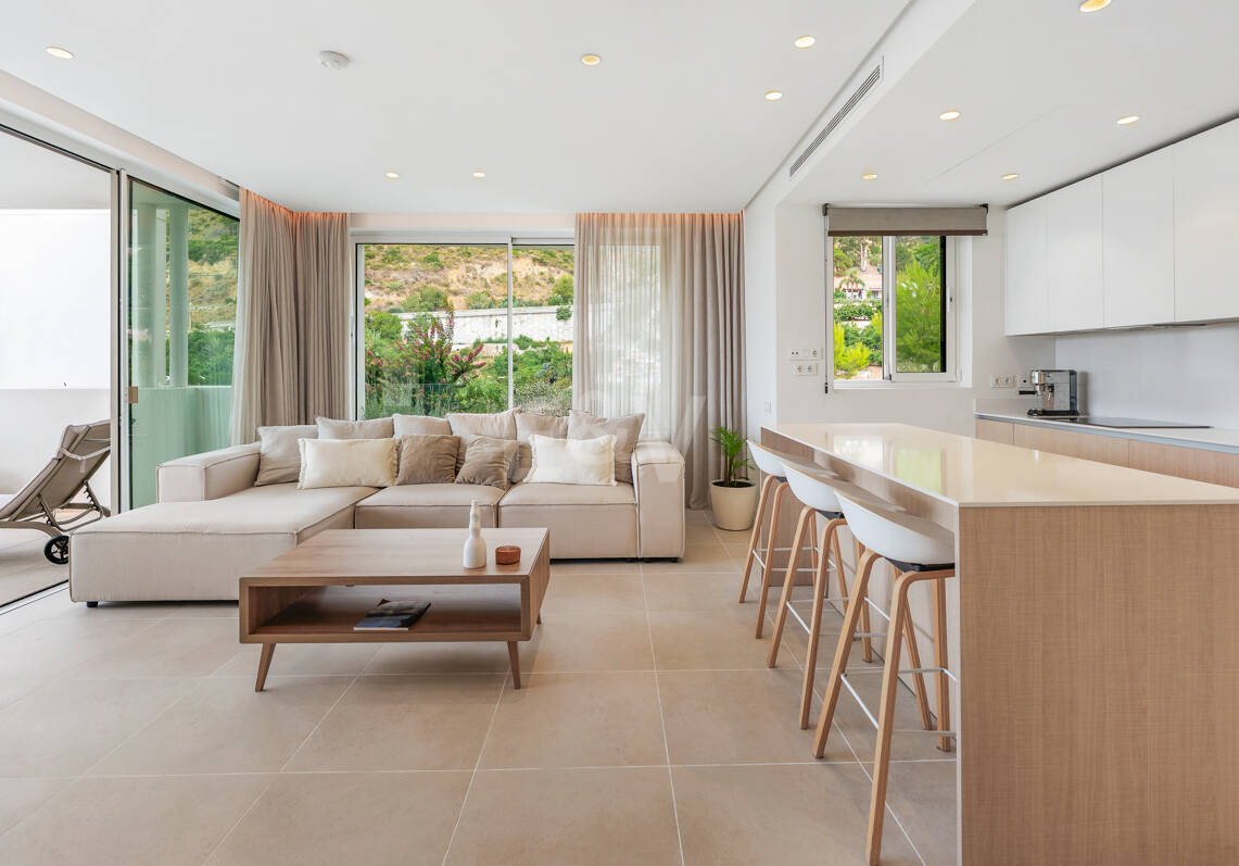 Garden Apartment with Panoramic Sea Views in Palo Alto,Marbella