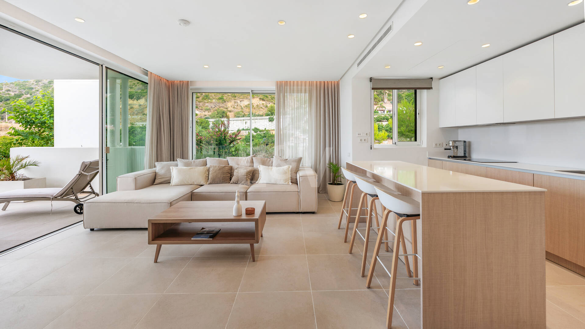 Garden Apartment with Panoramic Sea Views in Palo Alto,Marbella