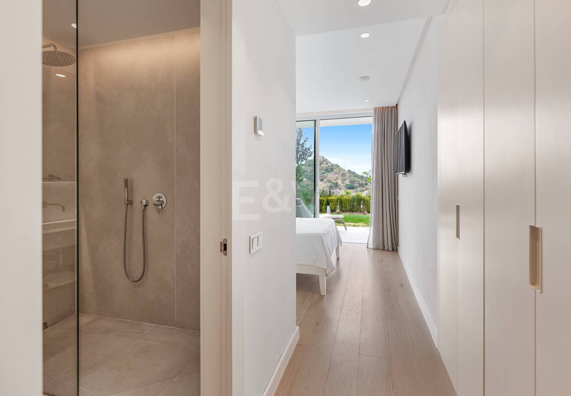 Garden Apartment with Panoramic Sea Views in Palo Alto,Marbella