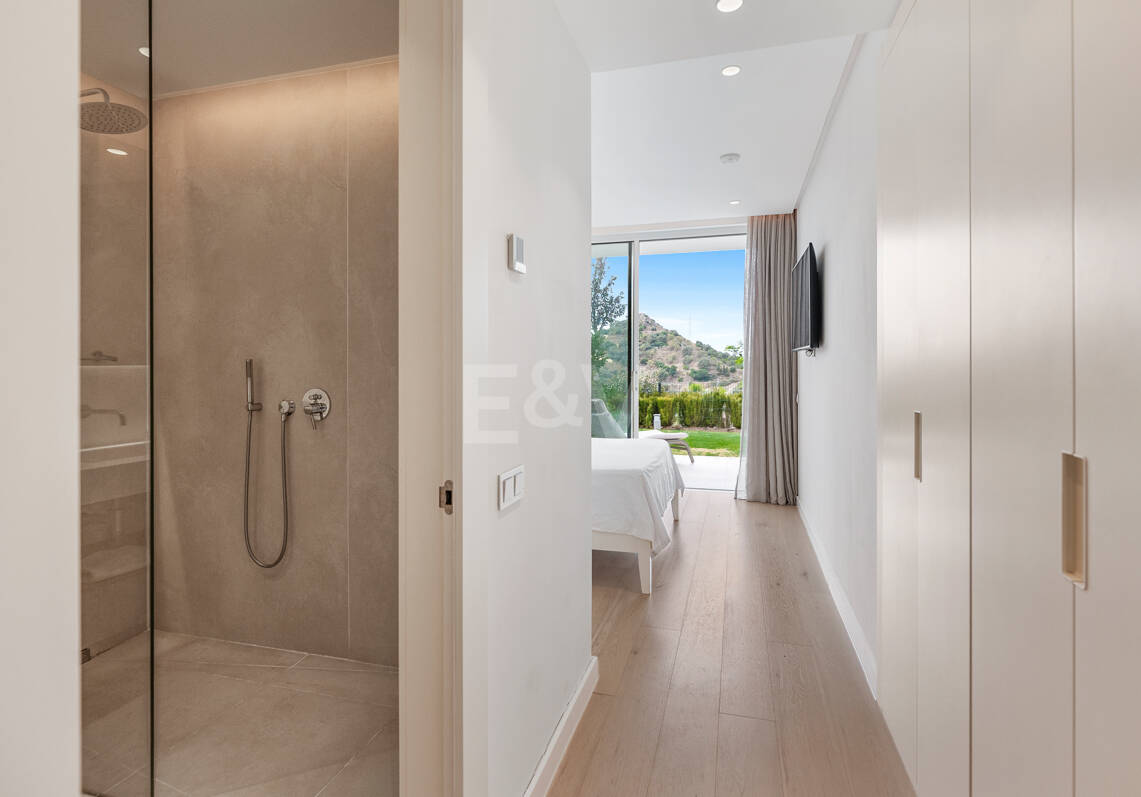 Garden Apartment with Panoramic Sea Views in Palo Alto,Marbella