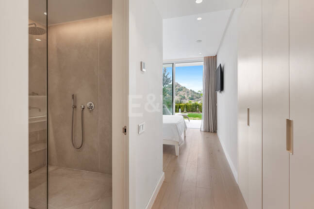 Garden Apartment with Panoramic Sea Views in Palo Alto,Marbella