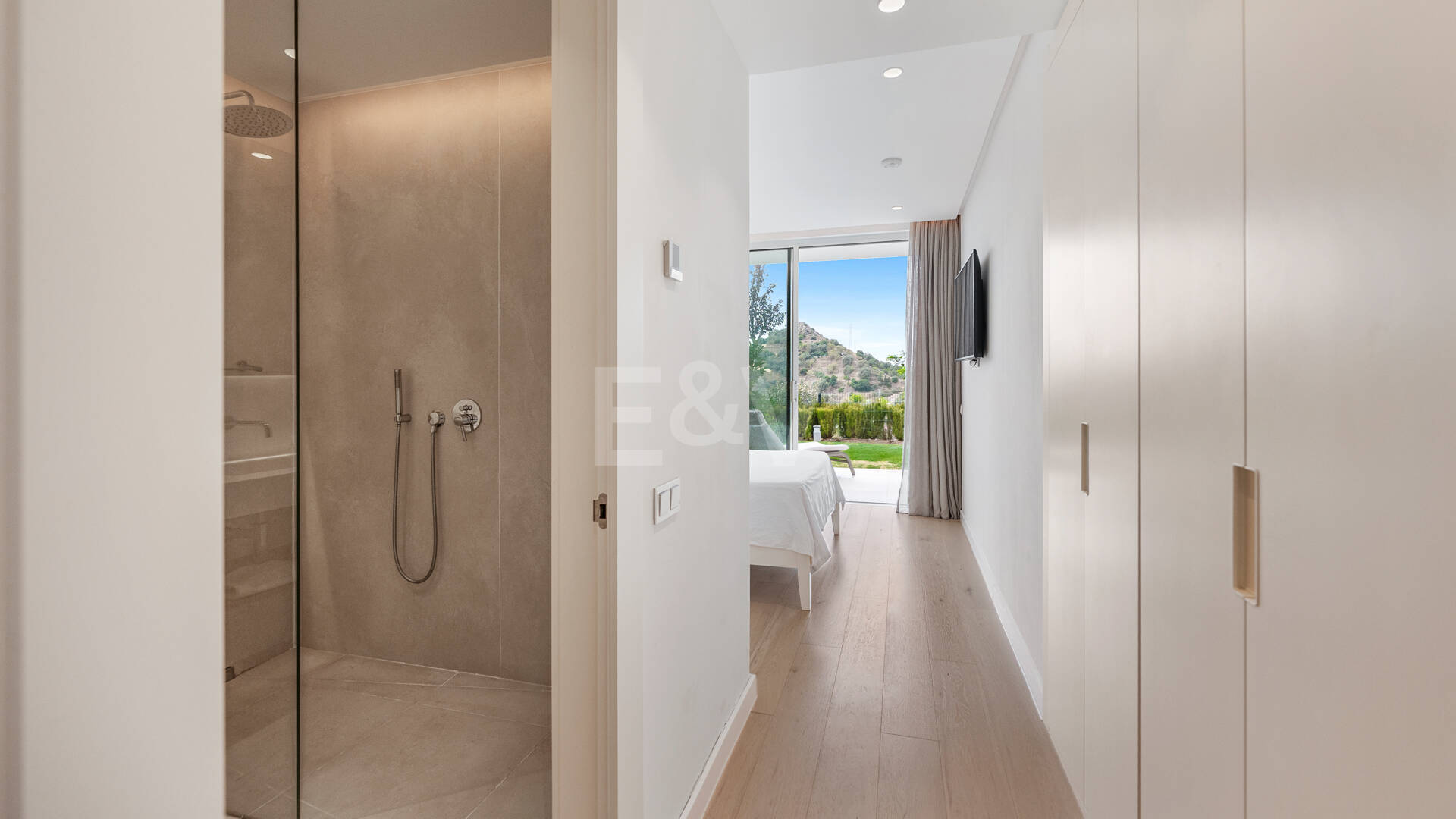 Garden Apartment with Panoramic Sea Views in Palo Alto,Marbella