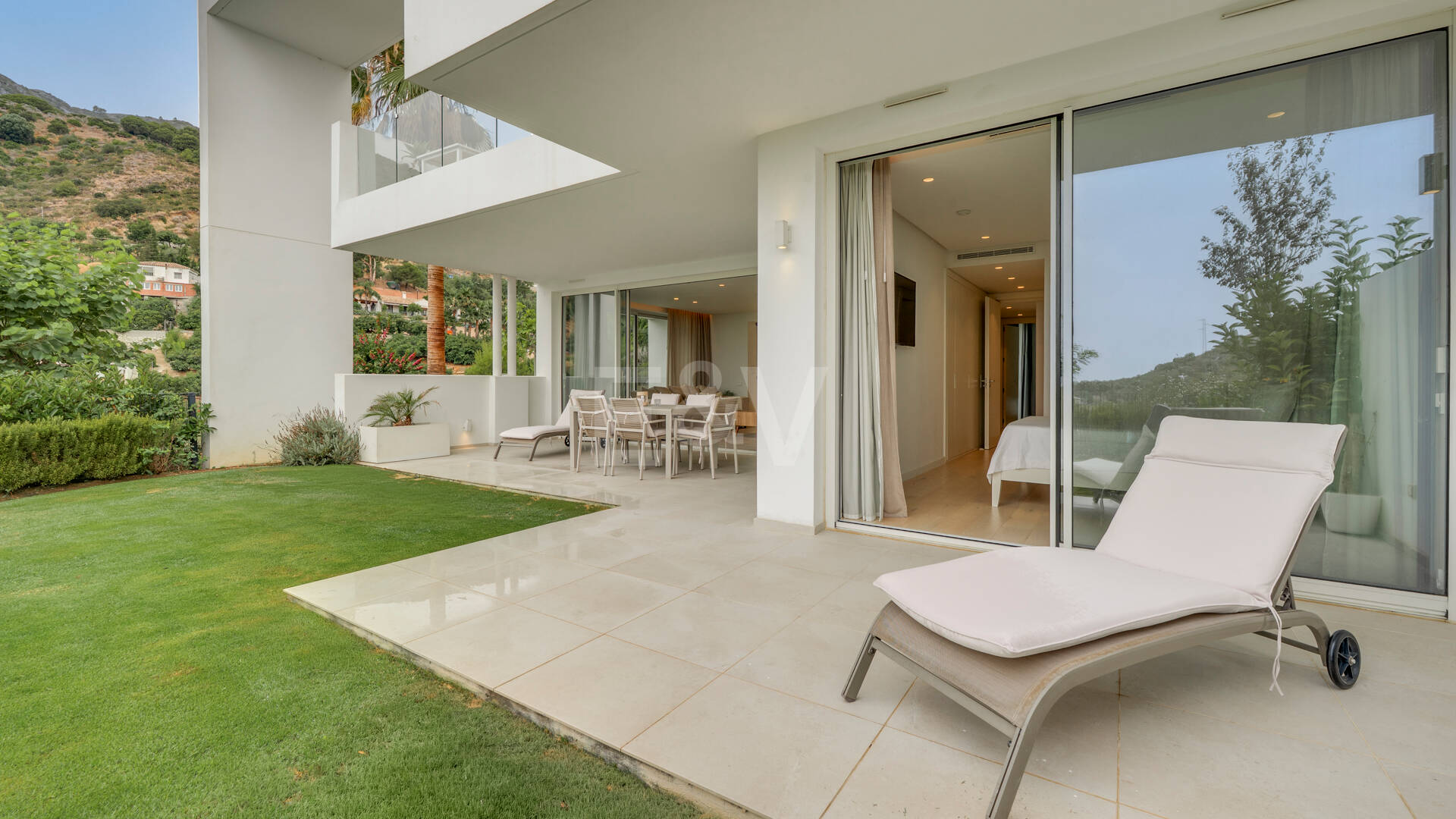 Garden Apartment with Panoramic Sea Views in Palo Alto,Marbella