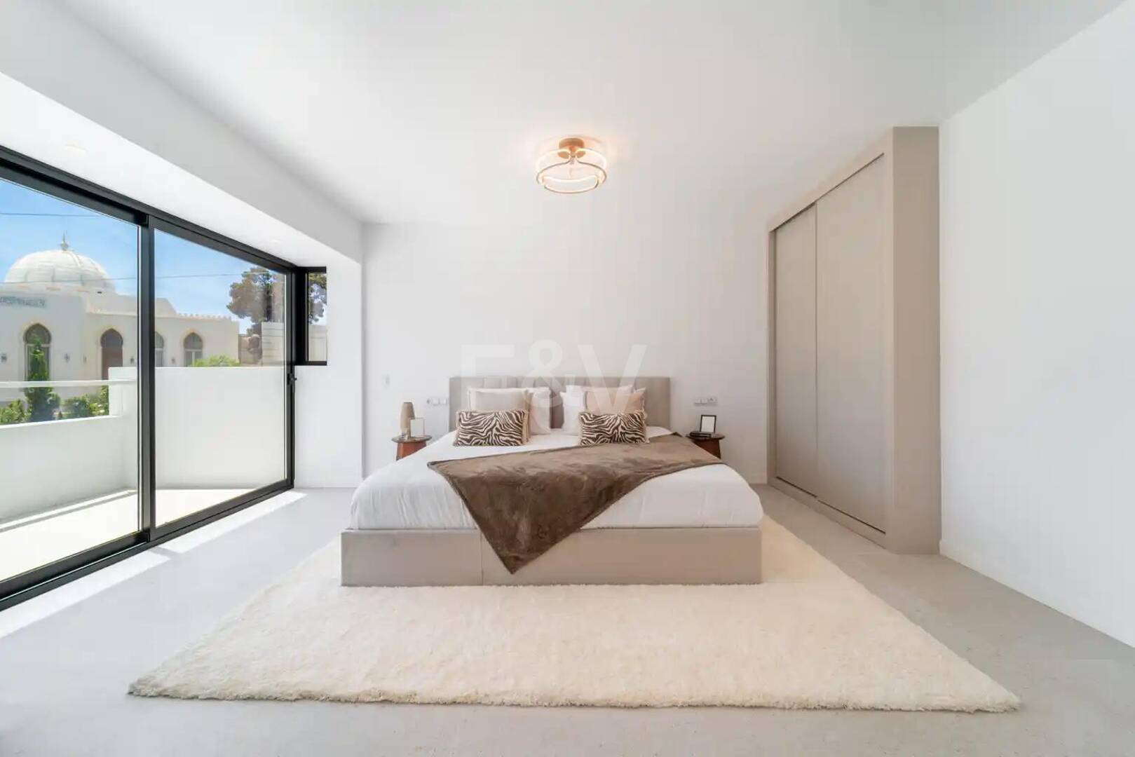 Casa adosada a estrenar en Golden Mile, con vistas al mar y azotea privada