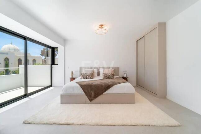 Casa adosada a estrenar en Golden Mile, con vistas al mar y azotea privada