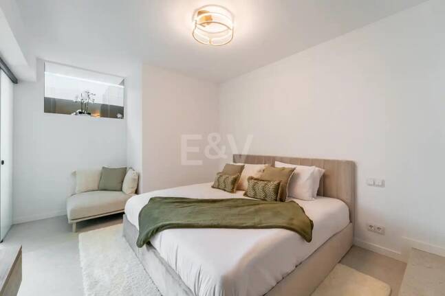 Casa adosada a estrenar en Golden Mile, con vistas al mar y azotea privada