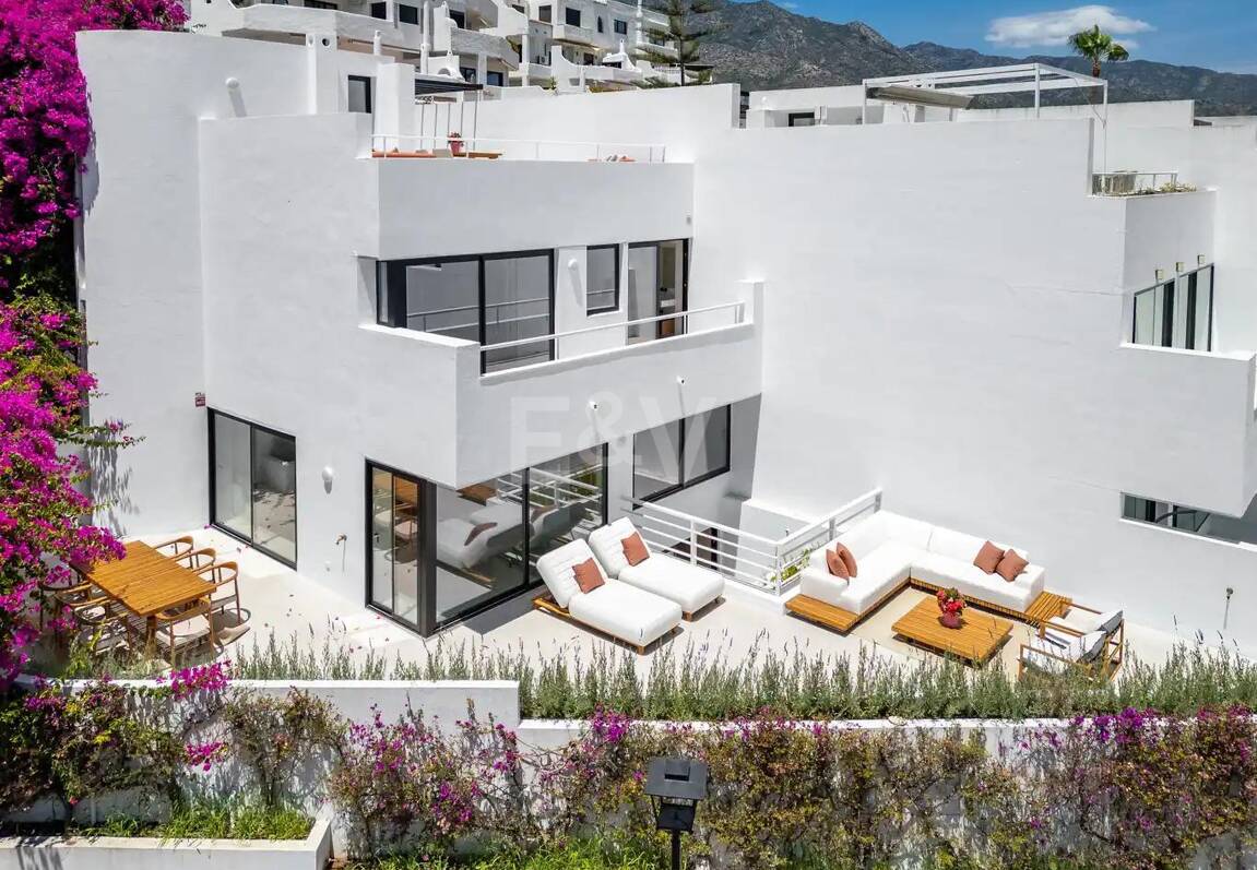 Casa adosada a estrenar en Golden Mile, con vistas al mar y azotea privada