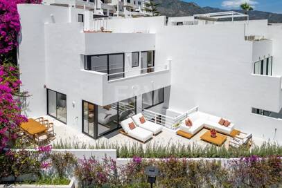 Casa adosada a estrenar en Golden Mile, con vistas al mar y azotea privada