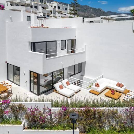 Casa adosada a estrenar en Golden Mile, con vistas al mar y azotea privada