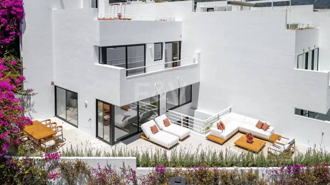 Casa adosada a estrenar en Golden Mile, con vistas al mar y azotea privada