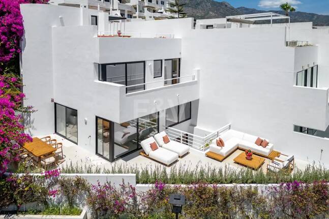 Casa adosada a estrenar en Golden Mile, con vistas al mar y azotea privada
