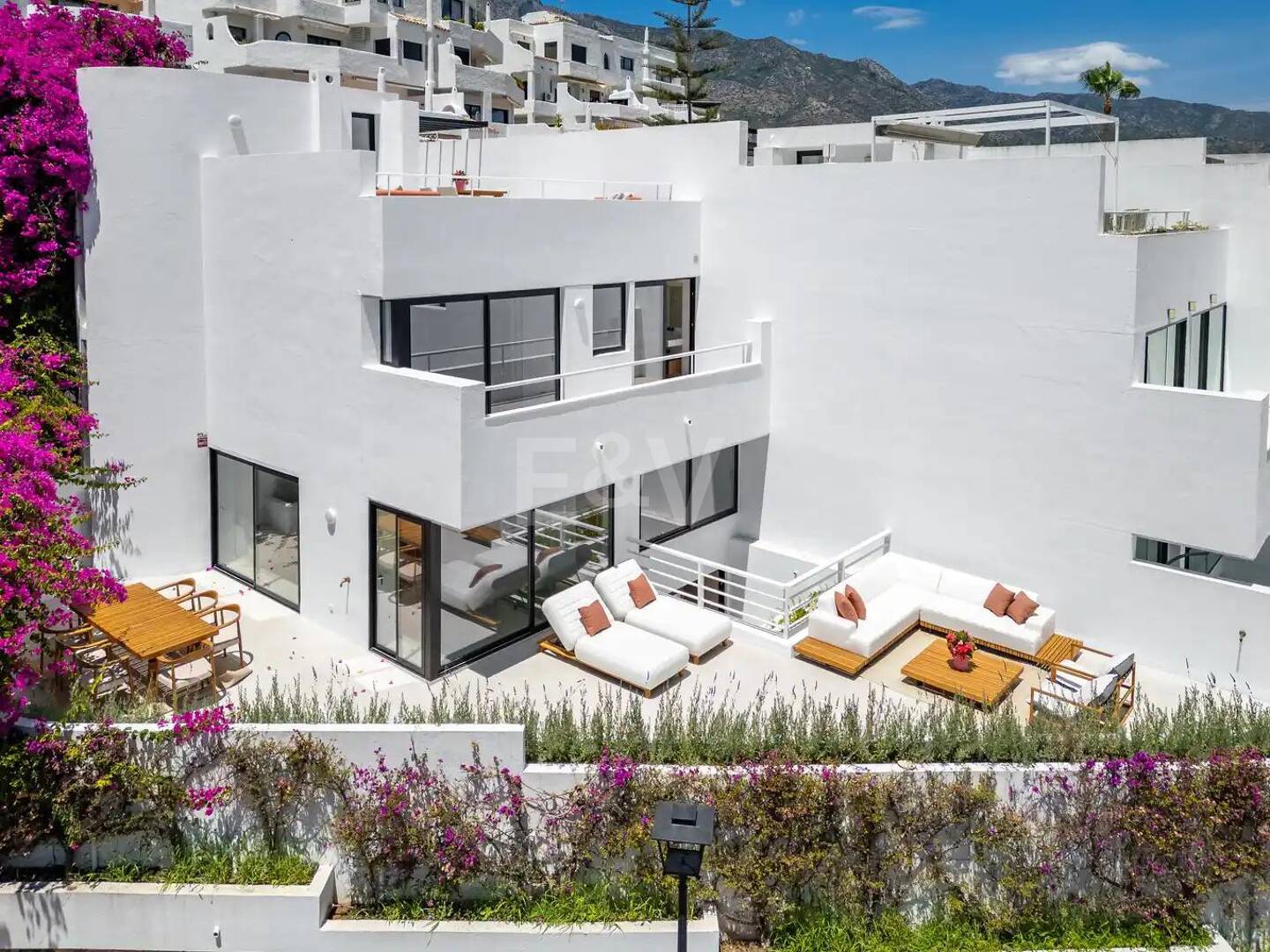 Casa adosada a estrenar en Golden Mile, con vistas al mar y azotea privada