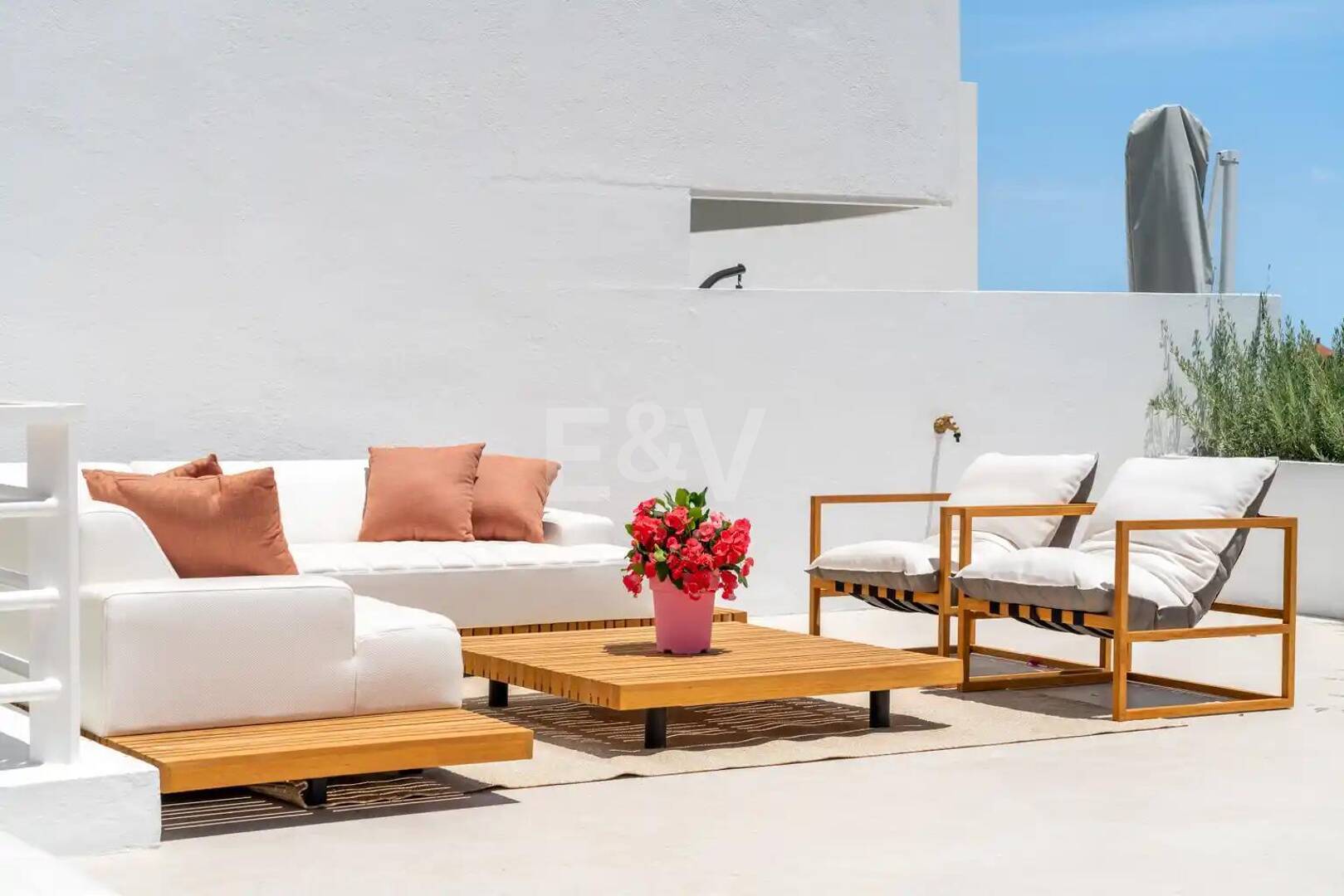 Casa adosada a estrenar en Golden Mile, con vistas al mar y azotea privada