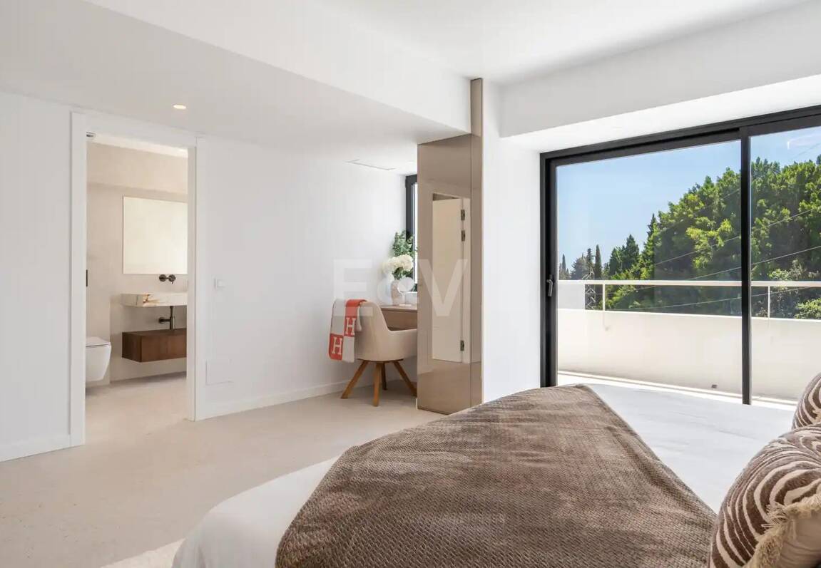 Casa adosada a estrenar en Golden Mile, con vistas al mar y azotea privada