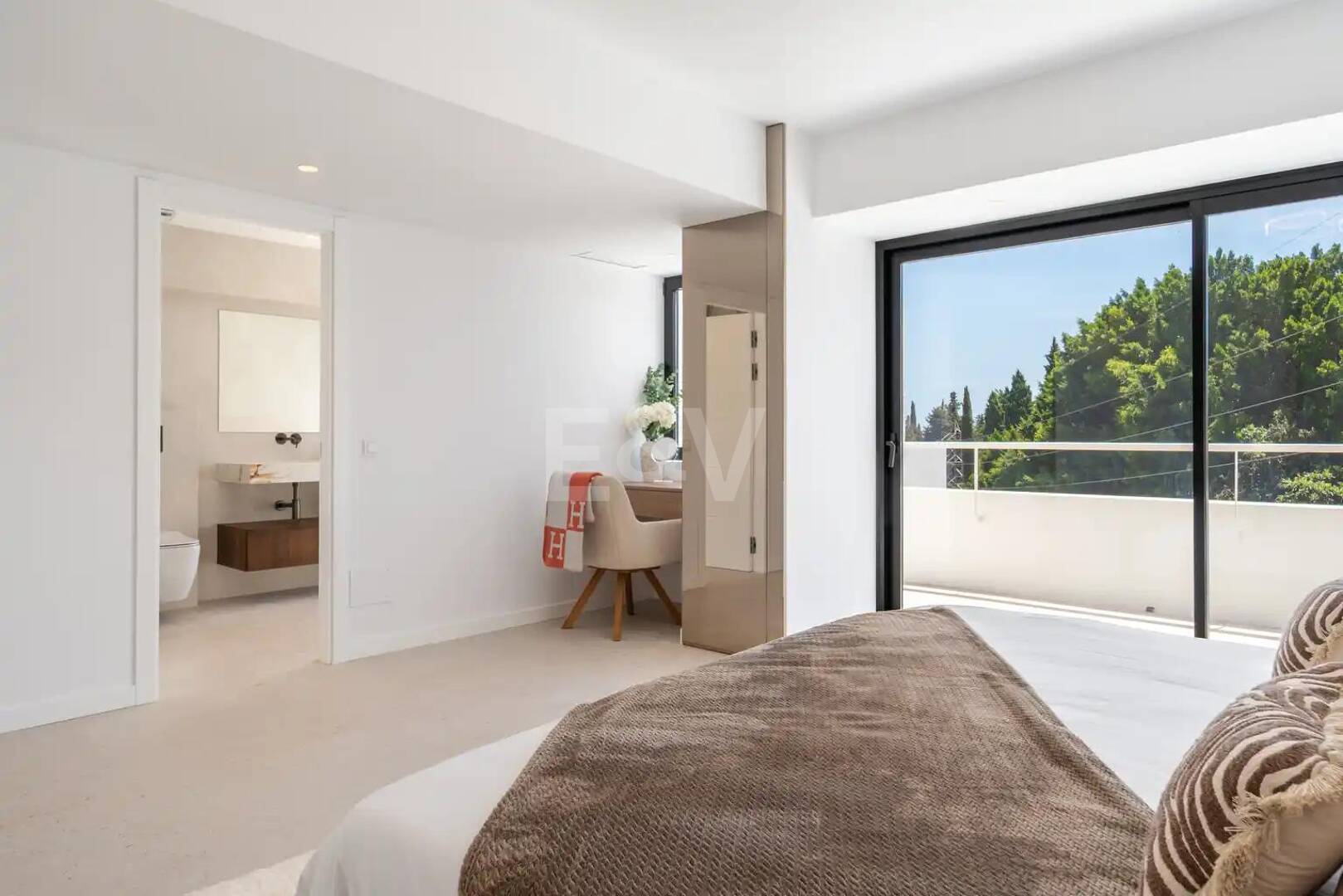 Casa adosada a estrenar en Golden Mile, con vistas al mar y azotea privada