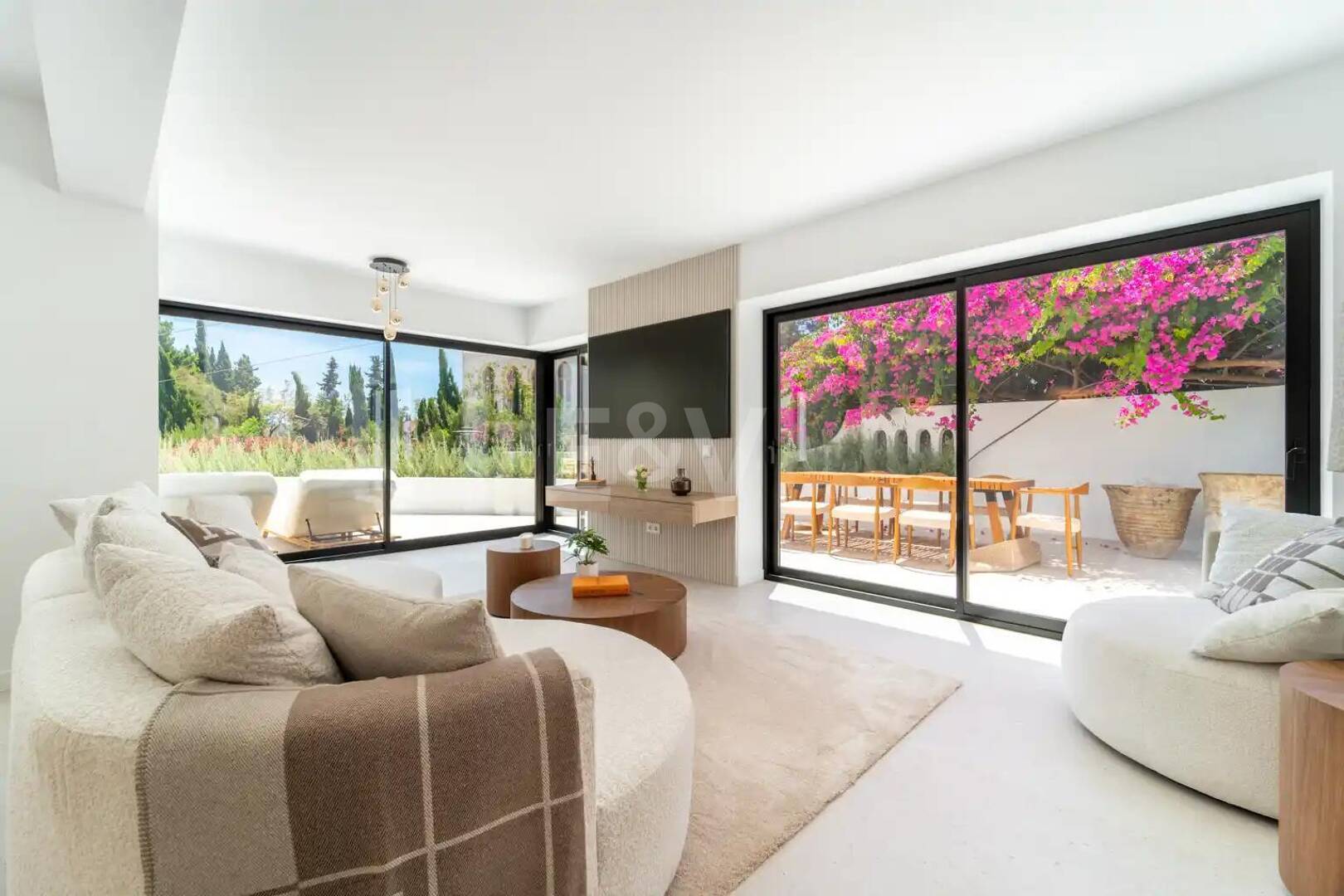 Casa adosada a estrenar en Golden Mile, con vistas al mar y azotea privada