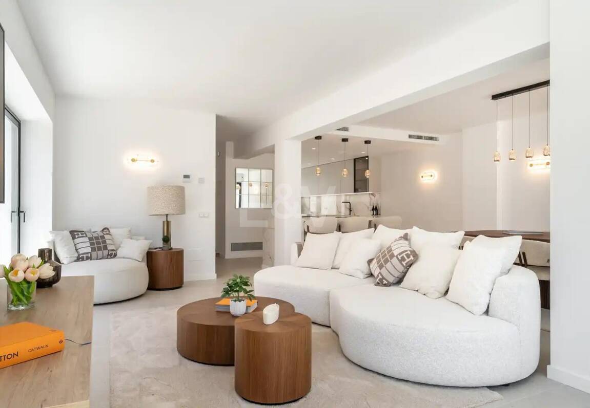 Casa adosada a estrenar en Golden Mile, con vistas al mar y azotea privada