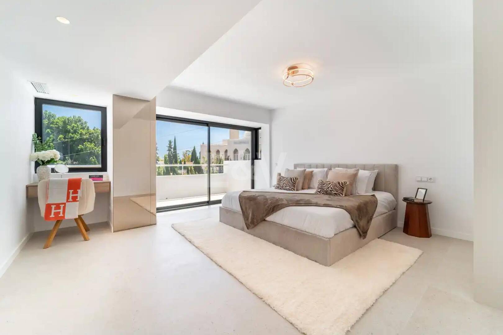 Casa adosada a estrenar en Golden Mile, con vistas al mar y azotea privada