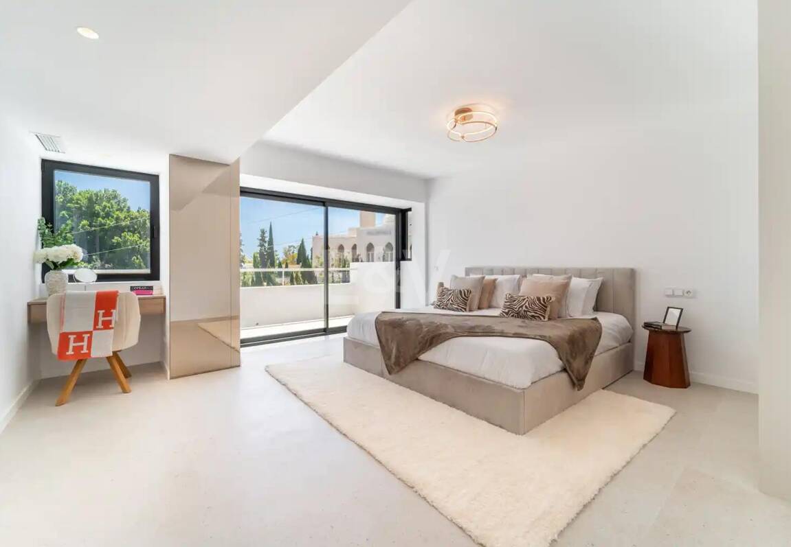 Casa adosada a estrenar en Golden Mile, con vistas al mar y azotea privada