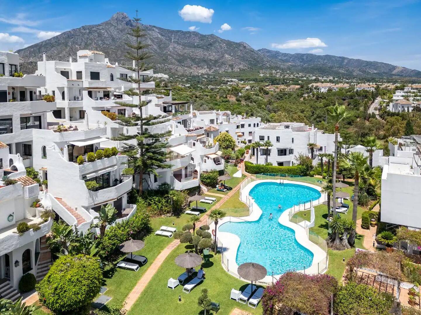 Casa adosada a estrenar en Golden Mile, con vistas al mar y azotea privada