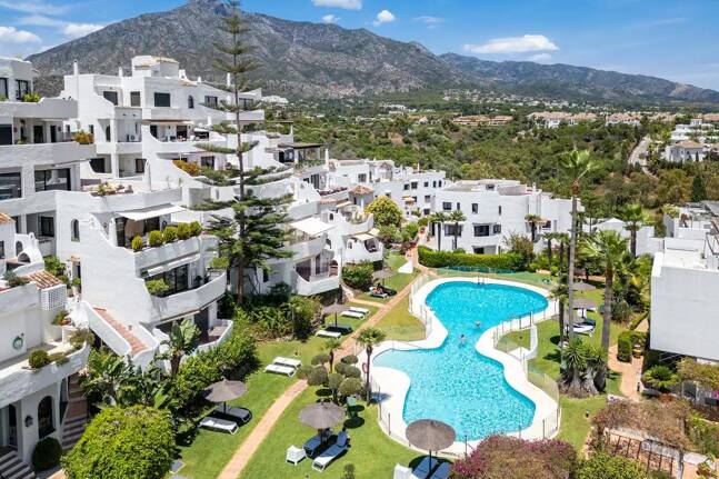 Casa adosada a estrenar en Golden Mile, con vistas al mar y azotea privada