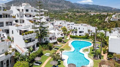 Casa adosada a estrenar en Golden Mile, con vistas al mar y azotea privada