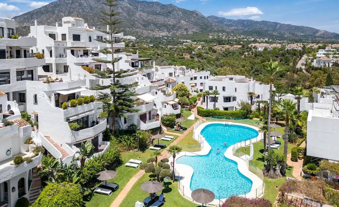 Bezugsfertiges Reihenhaus an der Golden Mile mit Meerblick und privatem Dach-Solarium