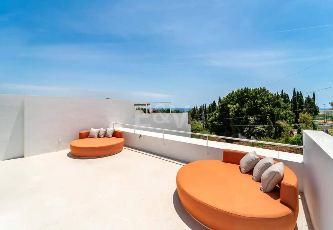 Casa adosada a estrenar en Golden Mile, con vistas al mar y azotea privada