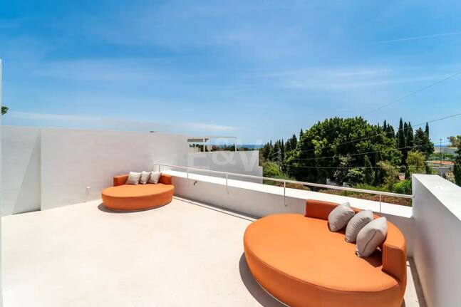 Casa adosada a estrenar en Golden Mile, con vistas al mar y azotea privada