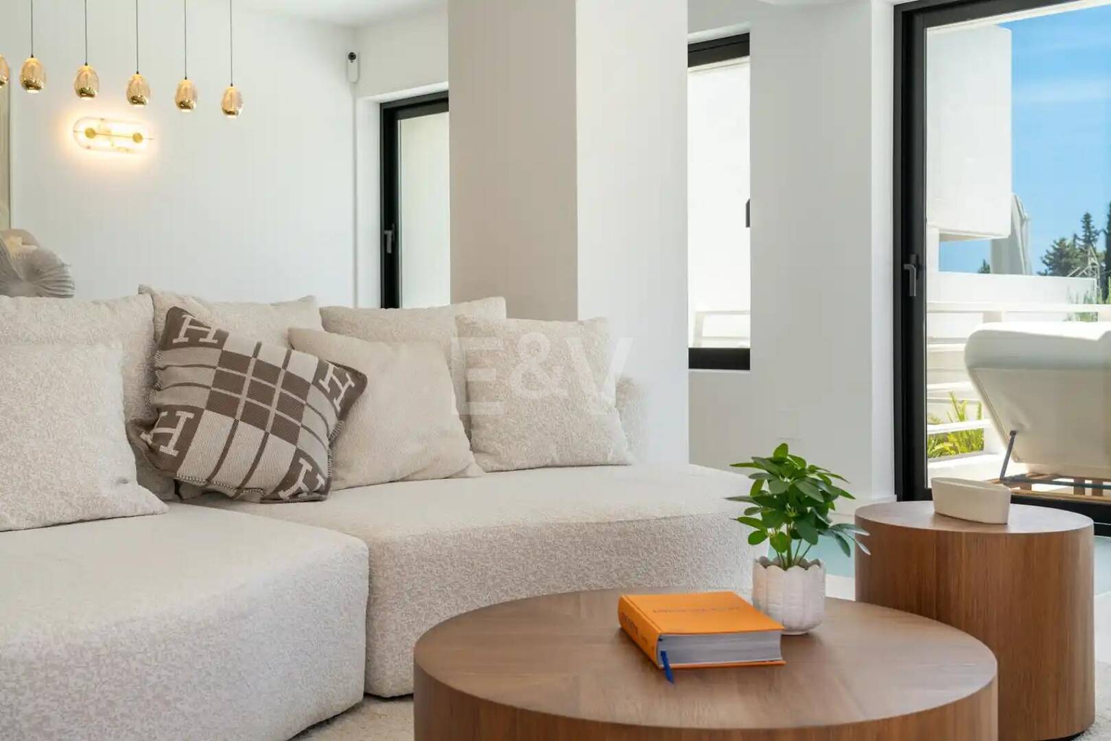 Casa adosada a estrenar en Golden Mile, con vistas al mar y azotea privada