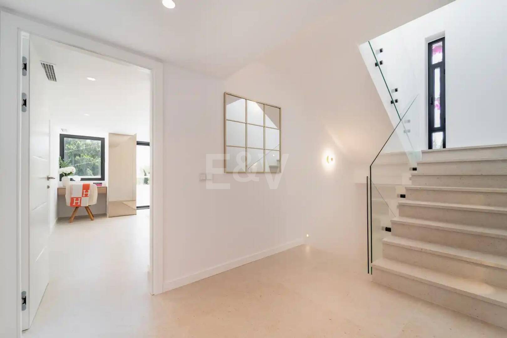 Casa adosada a estrenar en Golden Mile, con vistas al mar y azotea privada