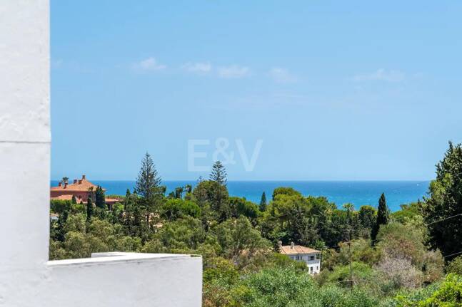 Casa adosada a estrenar en Golden Mile, con vistas al mar y azotea privada