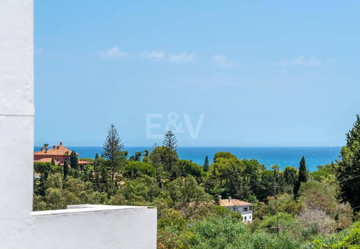Casa adosada a estrenar en Golden Mile, con vistas al mar y azotea privada