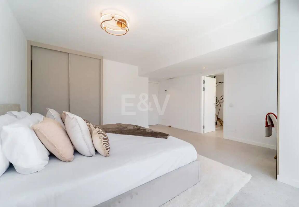 Casa adosada a estrenar en Golden Mile, con vistas al mar y azotea privada