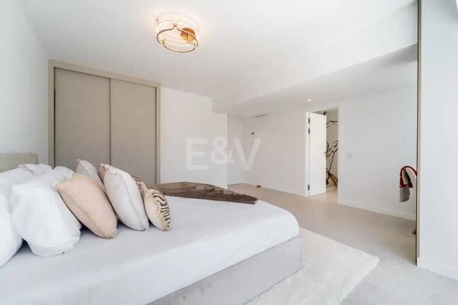 Casa adosada a estrenar en Golden Mile, con vistas al mar y azotea privada