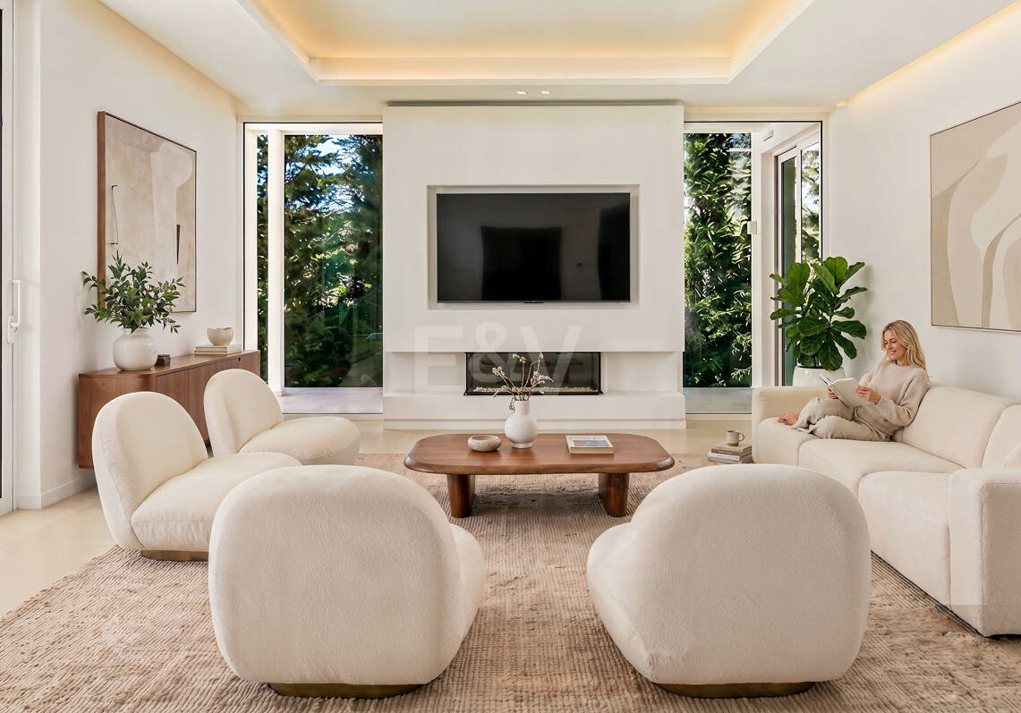 Refined Five-Bedroom Residence with Resort Amenities in Palo Alto