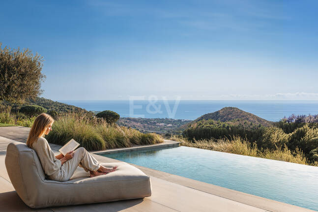 Villa con salón de doble altura y vistas panorámicas al mar en Palo Alto