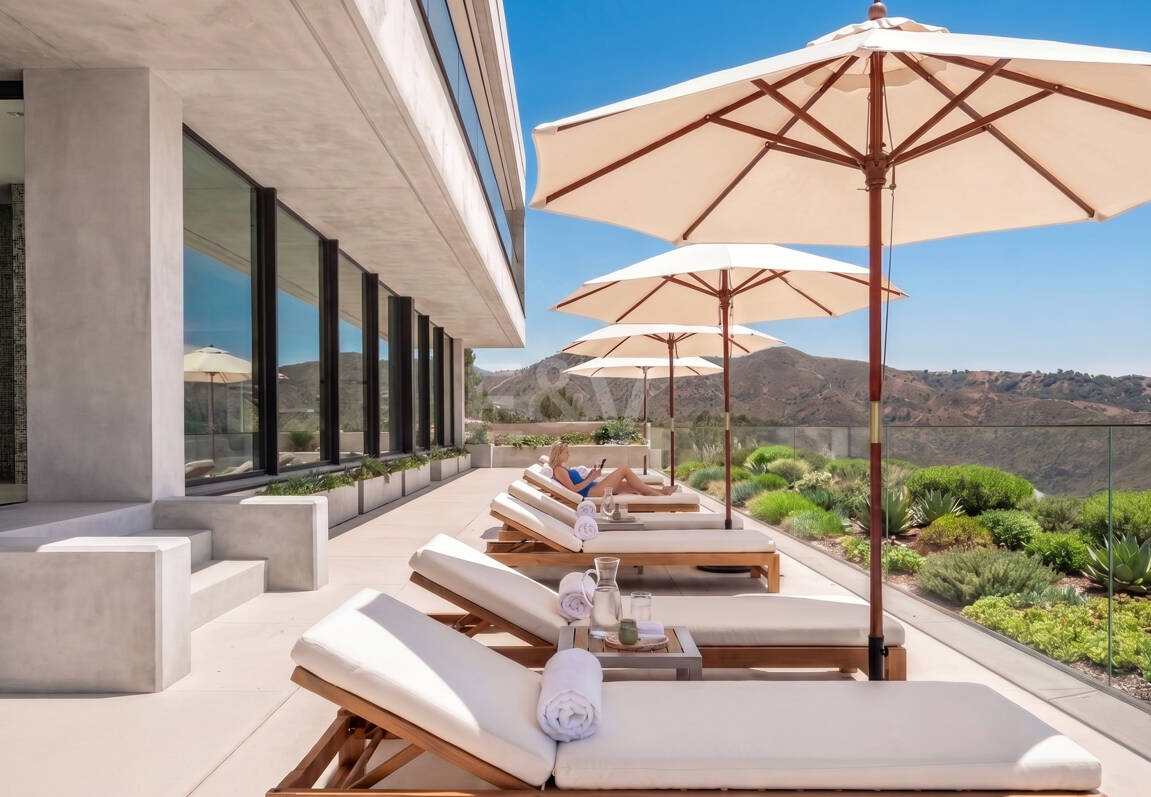 Villa con salón de doble altura y vistas panorámicas al mar en Palo Alto