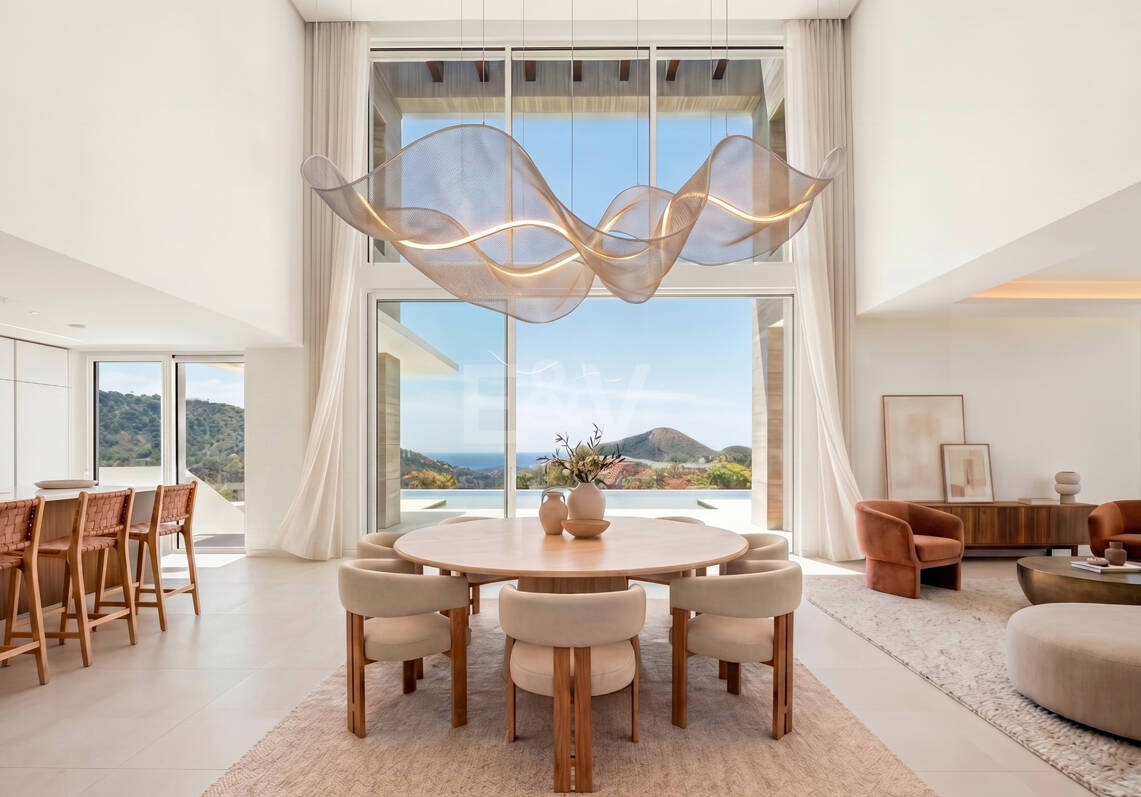 Villa with Double-Height living space and Panoramic Sea Views in Palo Alto