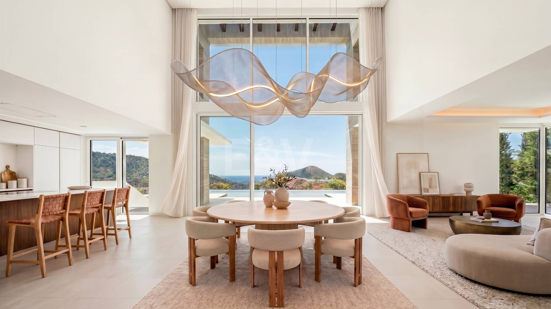 Villa con salón de doble altura y vistas panorámicas al mar en Palo Alto