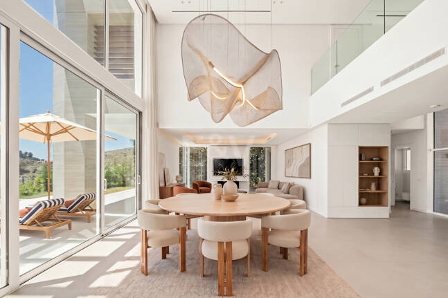 Villa con salón de doble altura y vistas panorámicas al mar en Palo Alto
