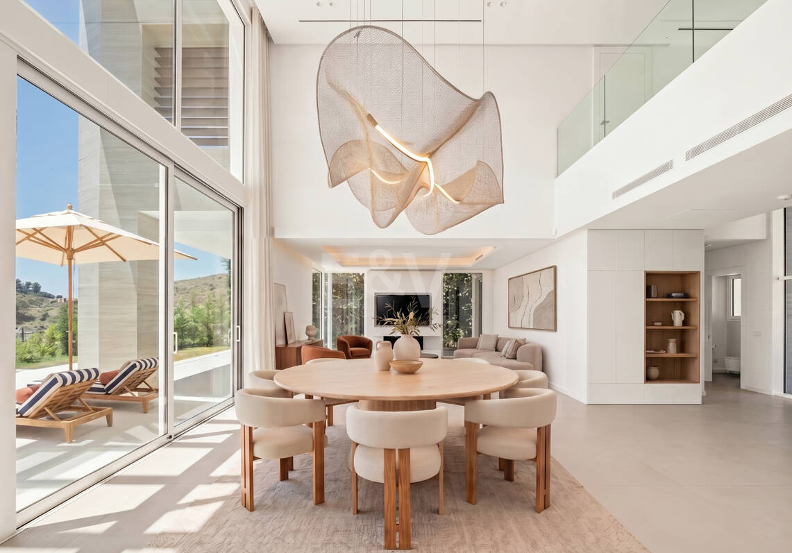 Villa with Double-Height living space and Panoramic Sea Views in Palo Alto