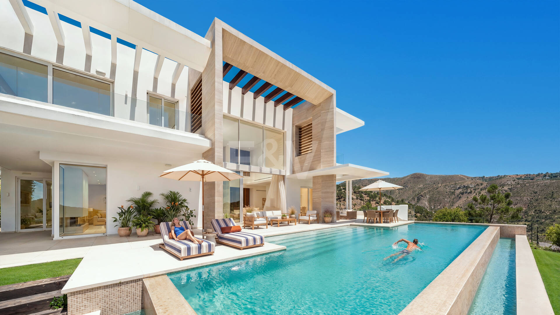 Villa con salón de doble altura y vistas panorámicas al mar en Palo Alto