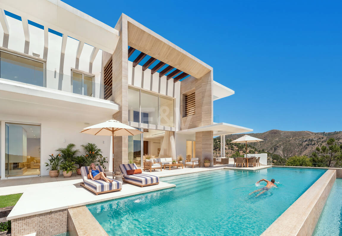 Villa con salón de doble altura y vistas panorámicas al mar en Palo Alto