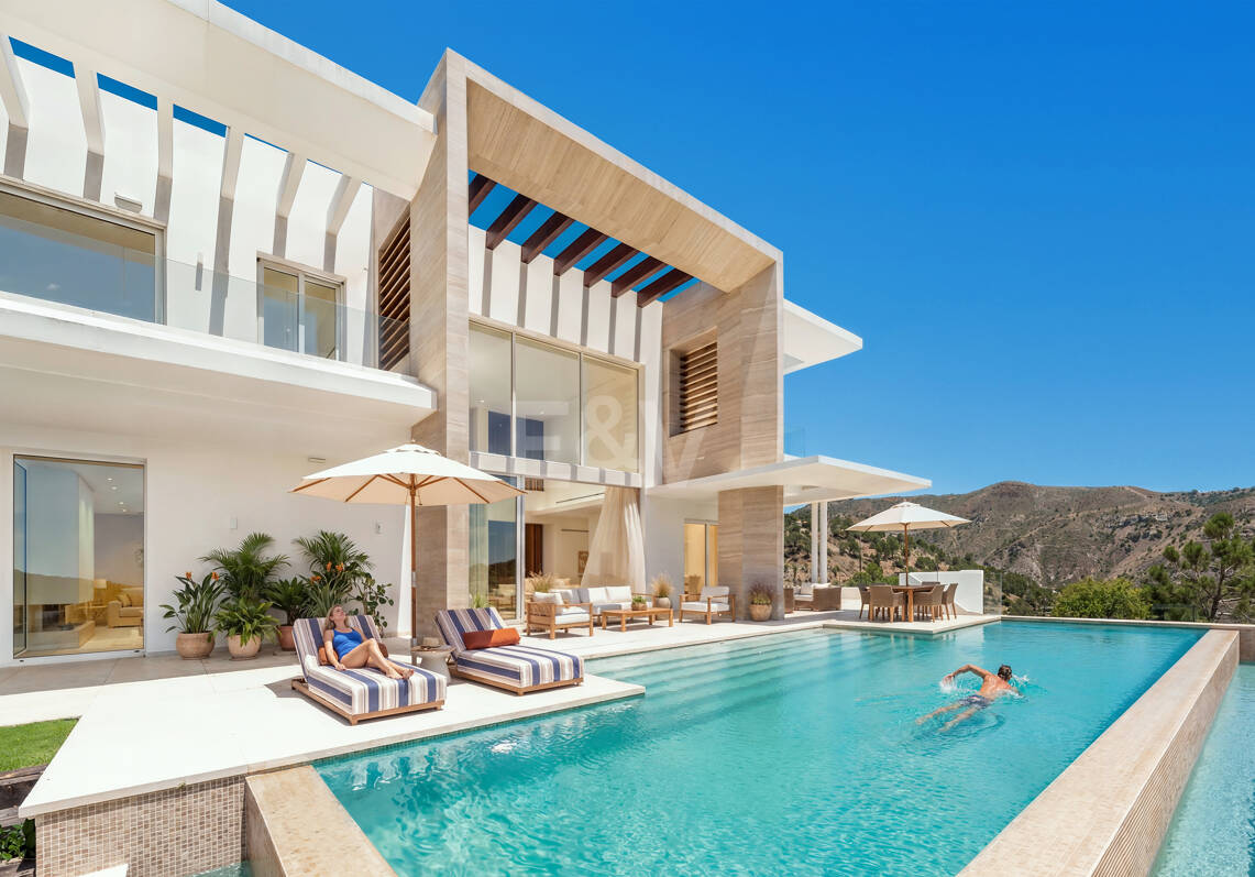 Villa with Double-Height living space and Panoramic Sea Views in Palo Alto