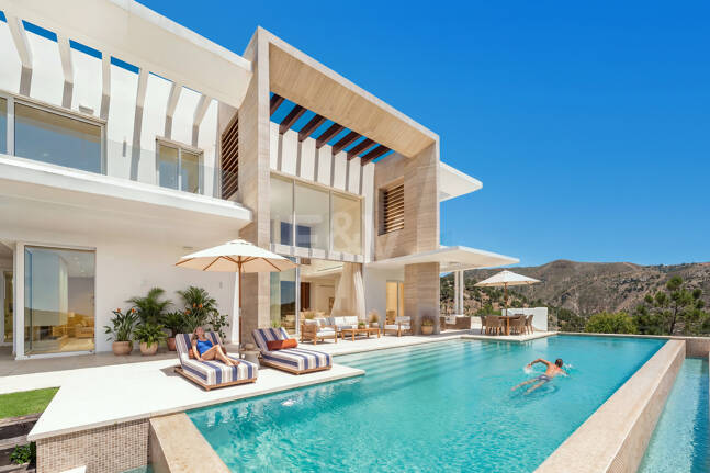 Villa con salón de doble altura y vistas panorámicas al mar en Palo Alto